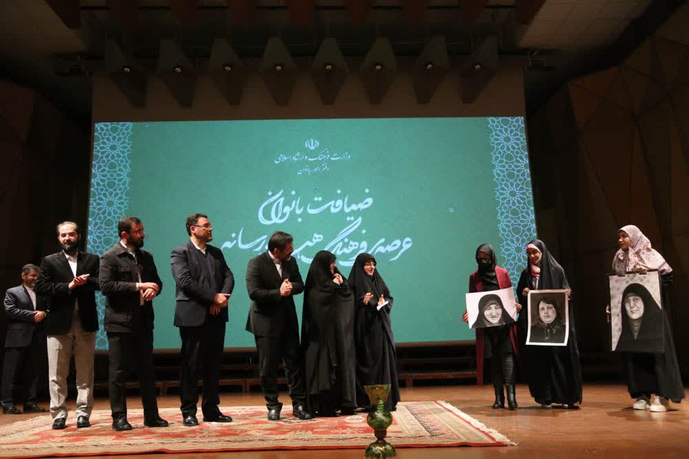 ضیافت بانوان فرهنگ و هنر و رسانه 