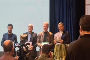 رونمایی کتاب عکس خانواده بانشاط ایرانی 